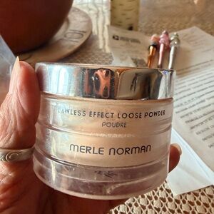 Merle Norman Flawless Effect Loose Powder – Translucent Pink